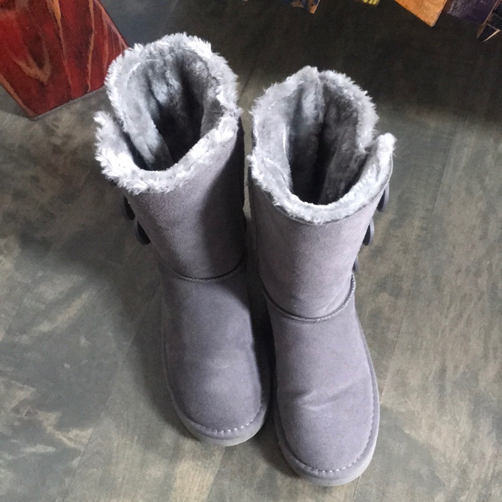 never been worn light gray button up uggs